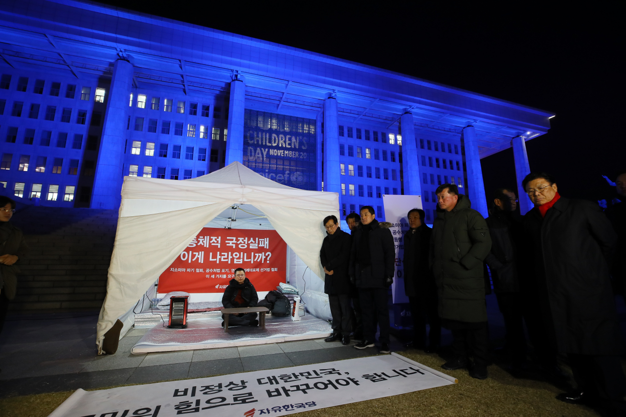 '지소미아 파기 철회, 공수처 설치법 포기, 연동형 비례대표제 선거법 철회'를 요구하며 무기한 단식투쟁에 돌입한 자유한국당 황교안 대표가 20일 저녁 국회 본청 앞 계단에 설치된 천막에서 단식투쟁을 시작하고 있다. [연합]