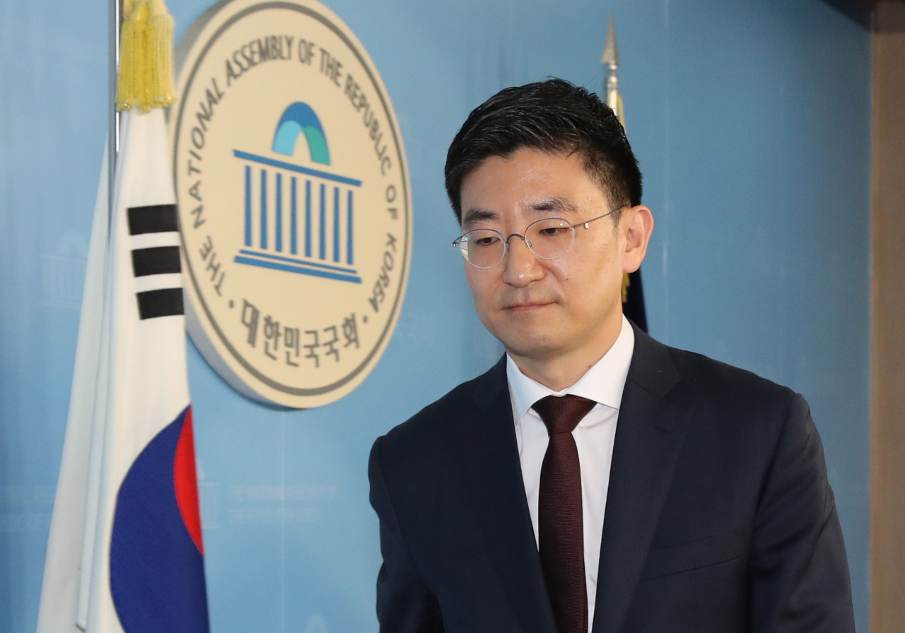 김세연 자유한국당 의원이 17일 오전 총선 불출마 선언 기자회견을 한 뒤 국회 정론관을 나서고 있다. [연합]