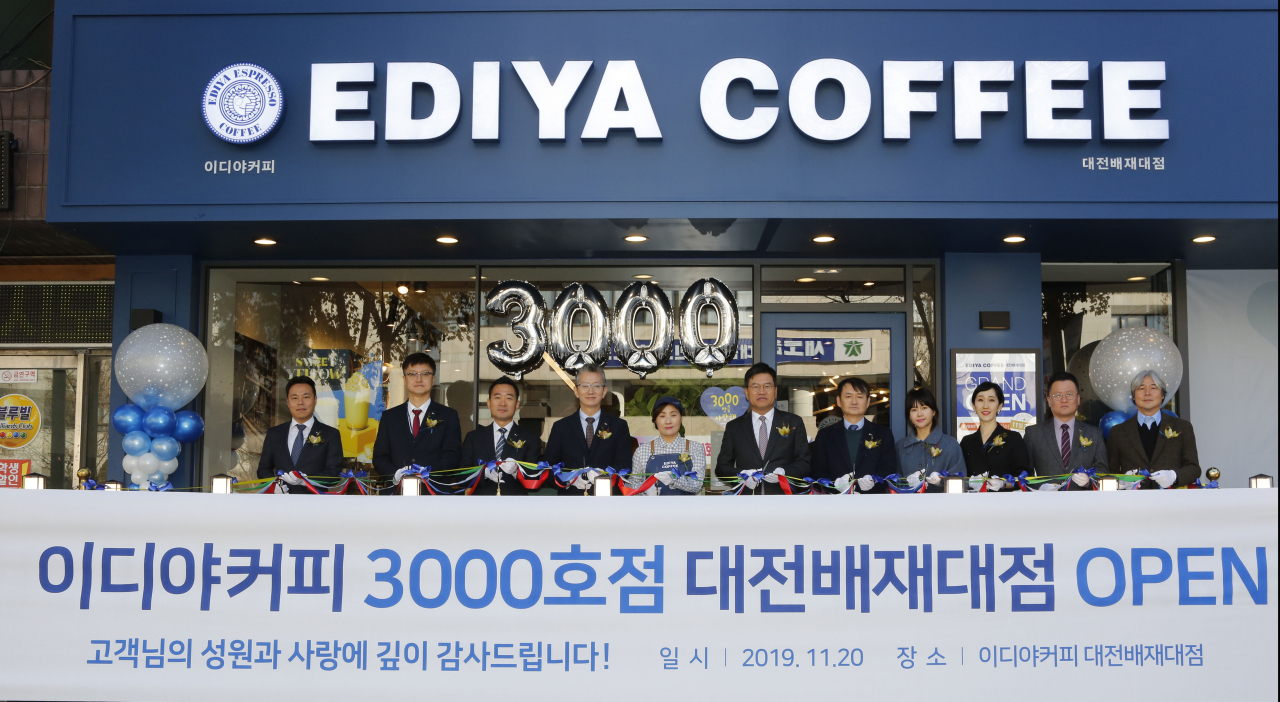 이디야커피 문창기 회장(왼쪽에서 6번째)과 대전배재대점 가맹점주(왼쪽에서 5번째), 이디야커피 임직원들이 3000호점 오픈 기념식을 갖고 있다. [이디야커피 제공]