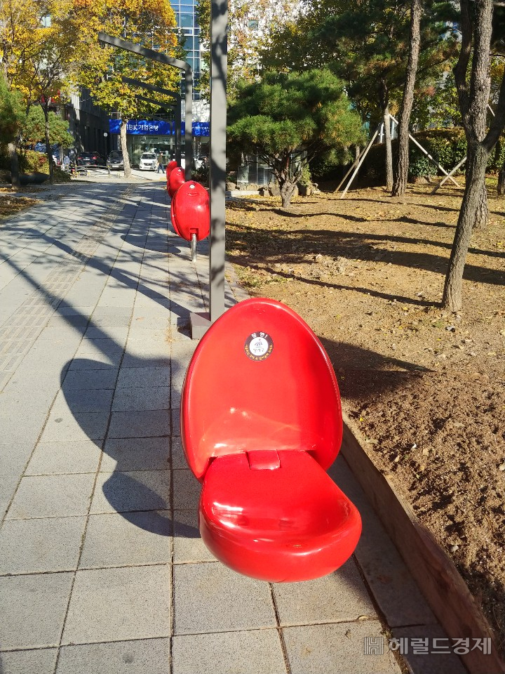 튤립형 쉼 의자
