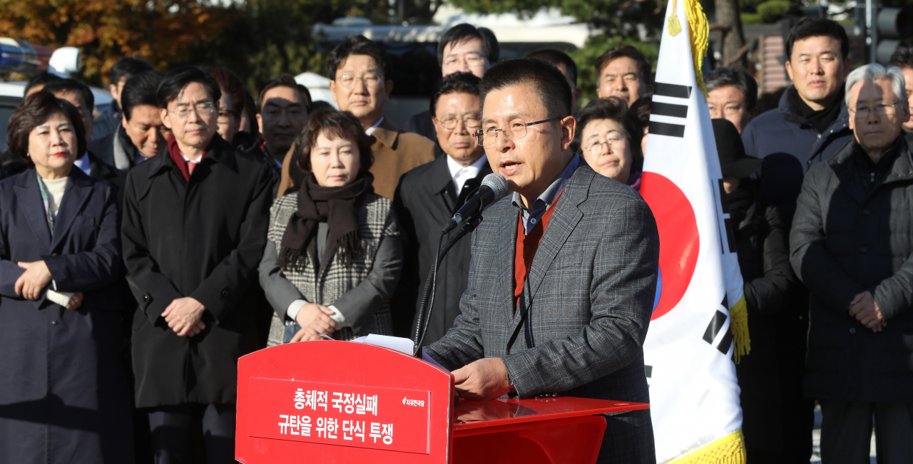 황교안 자유한국당 대표가 20일 오후 청와대 앞에서 단식 투쟁 전 대국민 호소문을 발표하고 있다. [연합]