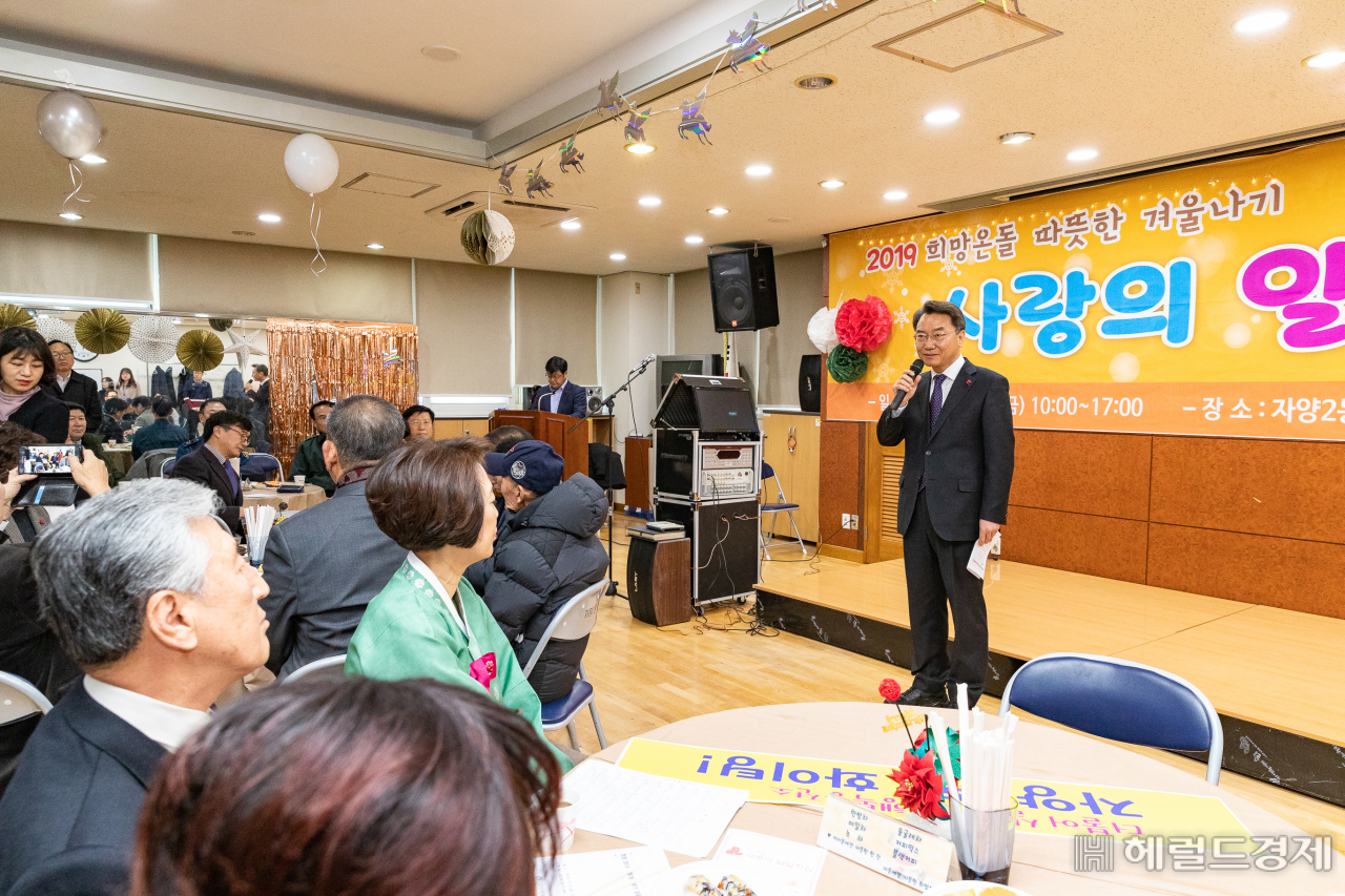 지난해 12월 자양2동에서 열린 ‘사랑의 일일찻집’ 행사에 참석한 김선갑 광진구청장이 많은 기부를 당부하고 있다.[광진구]