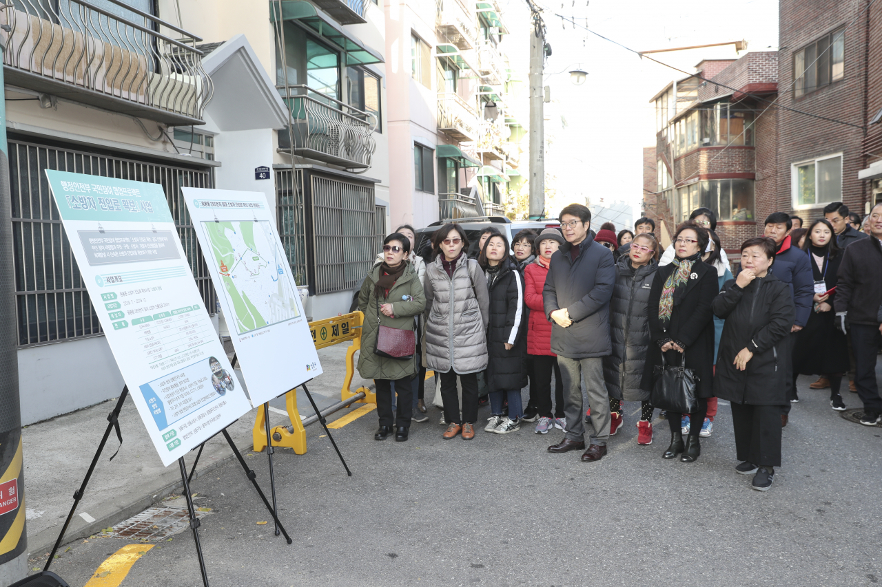 응봉동 주민들과 함께 소방차 씽씽 사업 대상지를 직접 찾아 사업설명을 듣고 있는 정원오 구청장. [성동구 제공]
