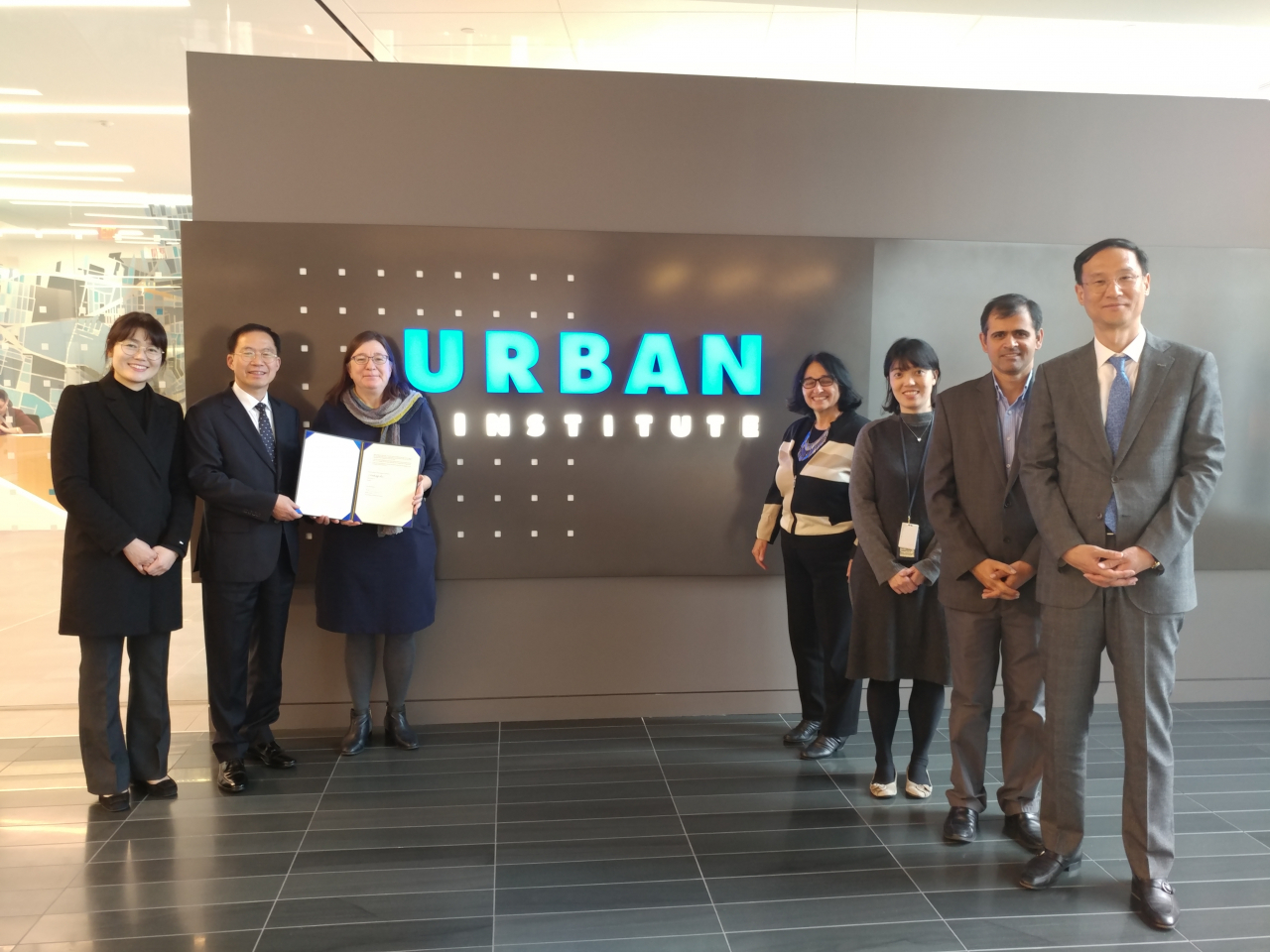 지난 12일(현지시간) 미국 워싱턴의 어반 인스티튜트(Urban Institute) 연구소 본사에서 오원택 자산관리본부장(왼쪽에서 두번째)과 연구소 관계자 등이 업무협약 체결 후 기념촬영을 하고 있다. [사진=HUG 제공]