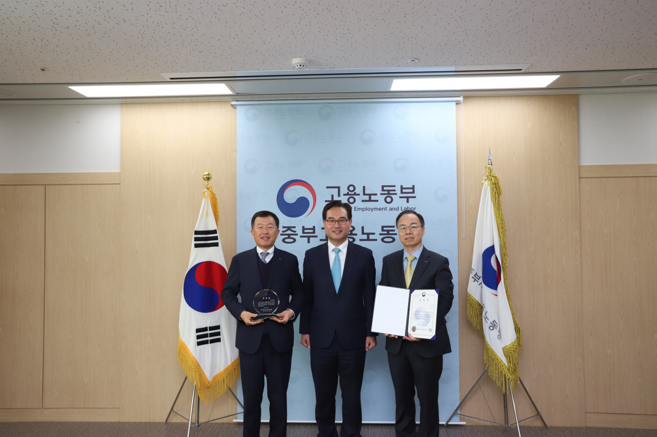 지난 20일 인천광역시 중부지방고용노동청사에서 표창장 시상식이 열렸다. (왼쪽부터) 김학용 포스코건설 부사장, 정민오 중부지방고용노동청장, 김봉남 포스코건설 재능기부 멘토링 봉사단장. [사진=포스코건설 제공]