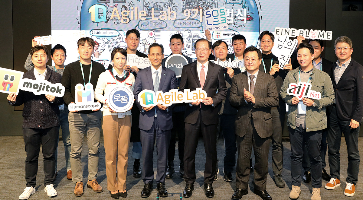 지성규 KEB하나은행장(사진 앞줄 왼쪽에서 네번째)과 성기홍 한국성장금융투자운용 대표(사진 앞줄 왼쪽에서 다섯번째)이 1Q Agile Lab 입주업체 관계자 및 참석한 내외빈들과 함께 기념촬영을 하고 있다. [KEB하나은행 제공]