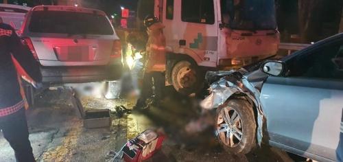 광주시 남한산성면의 한 도로에서 교통사고 2차 사고로 2명이 사망한 사고 현장. [연합 독자 제공]