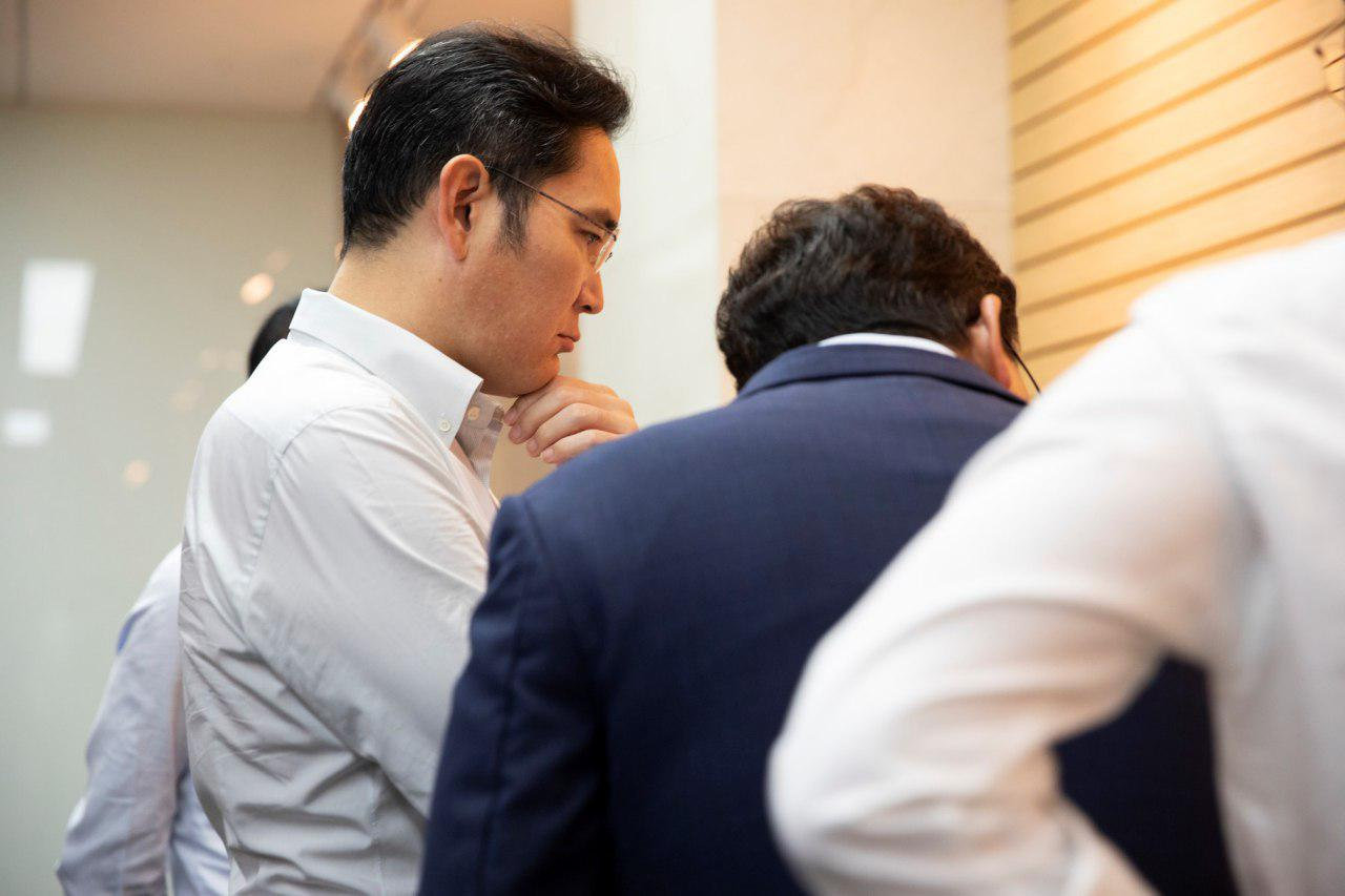 이재용 삼성전자 부회장은 지난 19일 고(故) 이병철 선대회장 32주기 추모식에서 “지금의 위기가 미래를 위한 기회가 되도록 기존의 틀과 한계를 깨고 지혜를 모아 잘 헤쳐나가자”고 말했다. 사진은 지난 8월 이재용 부회장이 충남 아산 삼성디스플레이 사업장을 찾아 차세대 디스플레이 제품을 살펴보고 있는 모습. [삼성전자 제공]