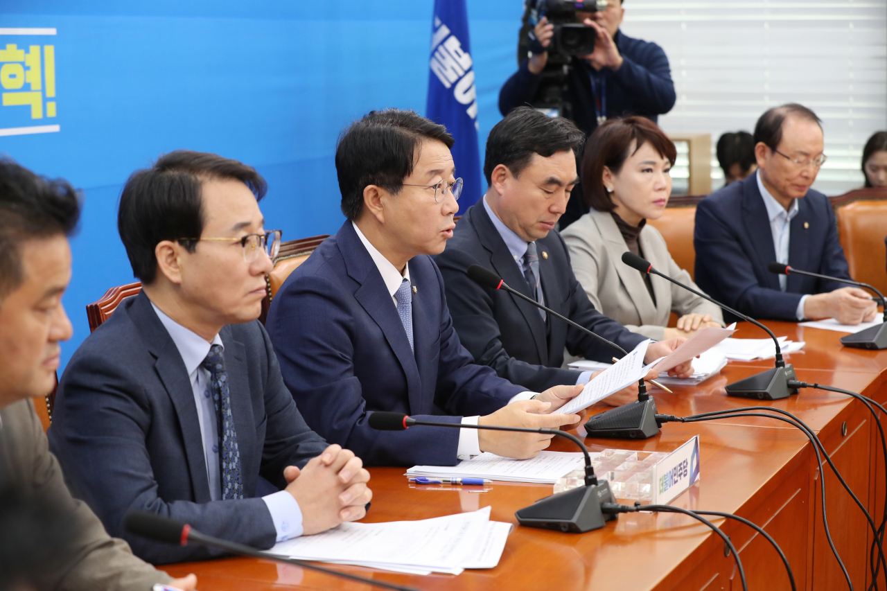 더불어민주당 조정식 정책위의장(오른쪽 네번째)이 21일 오전 서울 여의도 국회에서 열린 정책조정회의에서 발언하고 있다. 연합뉴스