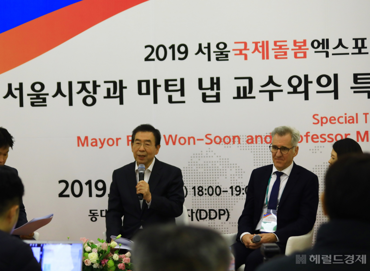 박원순 서울시장과 영국의 마틴 냅 교수가 최근 서울 동대문 DDP에서 열린 ‘2019 서울국제돌봄엑스포’에서 ‘사회적 돌봄과 서울시의 돌봄정책’이라는 주제로 대담을 하고 있다. 이날 마틴 냅 교수는 “돌봄서비스 이용자들의 삶의 질을 높이기 위해서는 결국 사회 전체가 다같이 책임을 져야 한다”고 강조했으며, 박원순 시장은 “생애 주기에 맞춰 돌봄이 필요한 영유아와 아동, 노인의 연령대별 돌봄을 체계화해 공공의 책임을 높이는 서울 케어를 구상하고 있다”며 “복지에 관한 근본적인 개념의 전환이 필요한 시기”라고 말했다. [서울시]