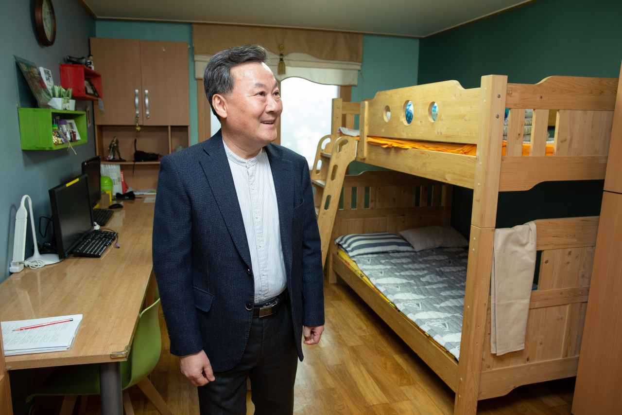 황서종 인사혁신처장이 지난 18일 충북혜능보육원을 방문해 보육 시설과 환경을 살피고 있다.[사진=인사혁신처]