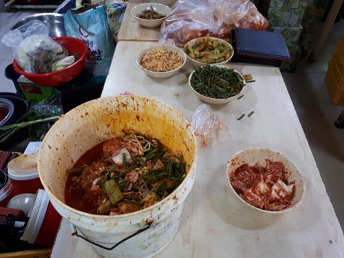 경기도 특별사법경찰단은 손님이 먹다 남은 반찬을 재사용하려고 모아 두거나 유통기한이 지난 식품을 판매 목적으로 보관하는 등 식품위생법 등을 위반한 배달음식점 158곳을 적발했다. [경기도 제공]