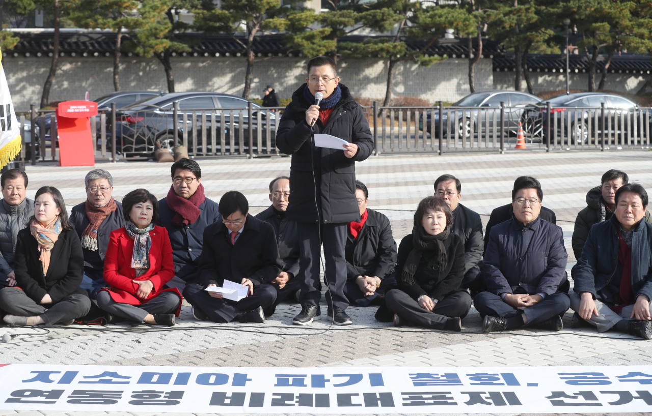 황교안 자유한국당 대표가 21일 청와대 앞 분수대 광장에서 열린 최고위원회의에서 발언하고 있다. [연합]