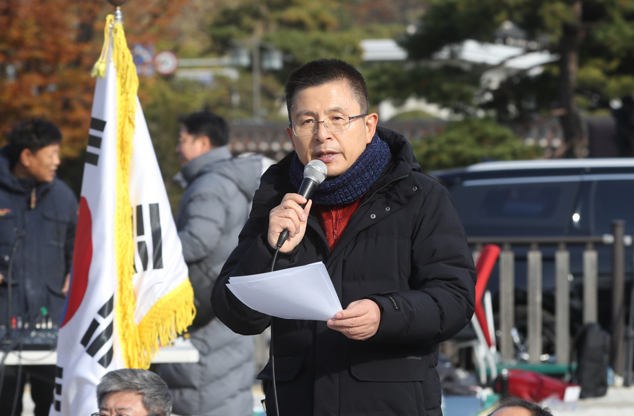황교안 자유한국당 대표가 21일 청와대 앞 분수대 광장에서 열린 최고위원회의에서 발언하고 있다. [연합]