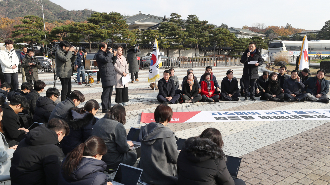 황교안 자유한국당 대표가 21일 청와대 앞 분수대 광장에서 열린 최고위원회의에서 발언하고 있다. [연합]
