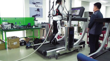 맞춤형 재활 운동이 가능한 하지 재활 로봇 ‘뉴렉스’를 착용한 모습. [한국기계연구원 제공]