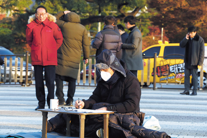황교안 자유한국당 대표가 21일 서울 청와대 분수대 앞에서 단식하고 있다. 자유한국당은 이날 이곳에서 황 대표 주재로 최고위원회를 열었다. [연합]