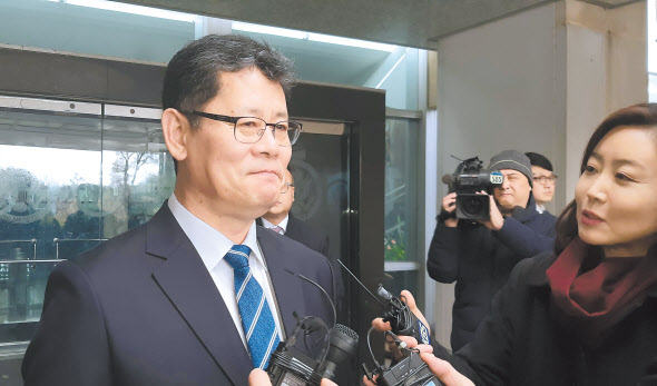 김연철 통일부 장관이 지난 18일(현지시간) 워싱턴DC 미 국무부에서 스티븐 비건 국무부 대북특별대표와 오찬을 겸한 면담을 가진 후 특파원들과 만나 문답을 하고 있다. [연합]