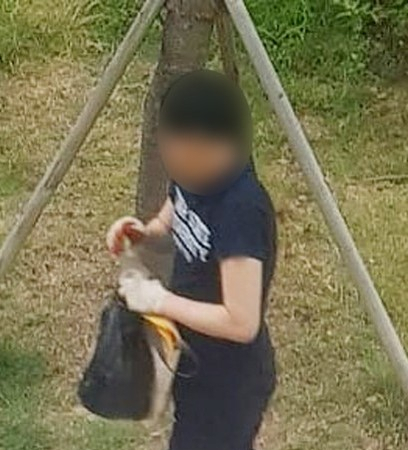 사건 당시 현장 폐쇄회로(CCTV)에 잡힌 정모(39)씨가 세제로 추정되는 물질이 묻은 고양이 사료를 준비하는 모습. [연합]