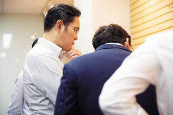 지난 8월 이재용 부회장이 충남 아산 삼성디스플레이 사업장을 찾아 차세대 디스플레이 제품을 살펴보고 있는 모습.