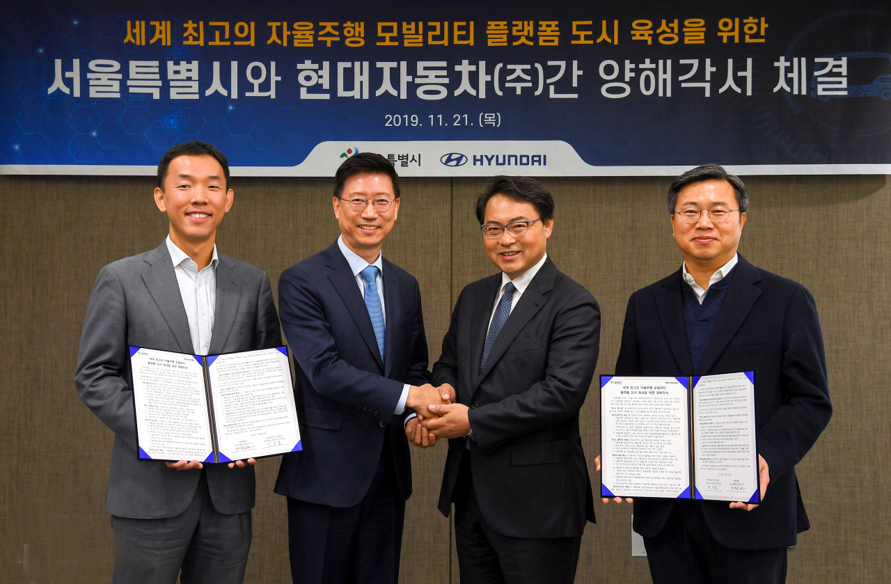 현대자동차와 서울시가 ‘세계 최고의 자율주행 모빌리티 플랫폼 도시 육성을 위한 양해각서’를 체결한 후 현대차 자율주행개발센터장 장웅준 상무(왼쪽부터), 현대차 전자담당 박동일 부사장, 서울시 황보연 도시교통실장, 서울시 이기완 보행친화기획관이 기념사진을 찍고 있다. [현대차 제공]