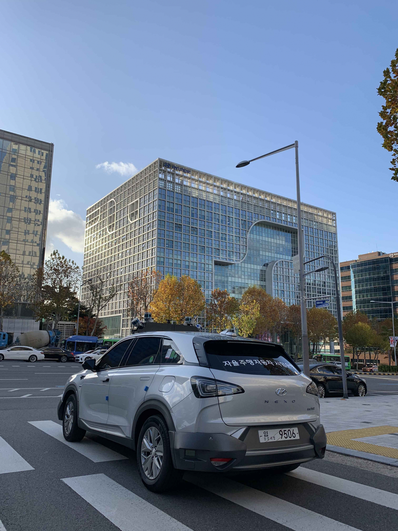 현대자동차 자율주행개발센터(서울시 강남구 소재) 앞에 서있는 수소전기차 넥쏘 기반의 도심 자율주행 차량. [현대차 제공]