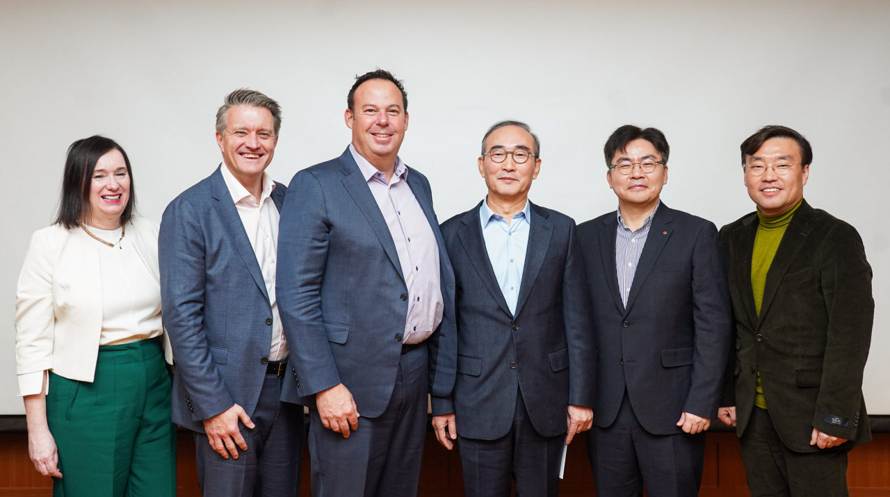 〈사진〉서비스나우 국내 진출 첫 고객사 겸 파트너사로 LG CNS가 기자 간담회에 참석했다. 김영섭(오른쪽 세번째) LG CNS 사장이 방문해 데이비드 슈나이더(왼쪽 세번째) 서비스나우 글로벌 고객 운영 총괄 사장 등과 기념촬영을 하고 있다 [서비스나우 제공]