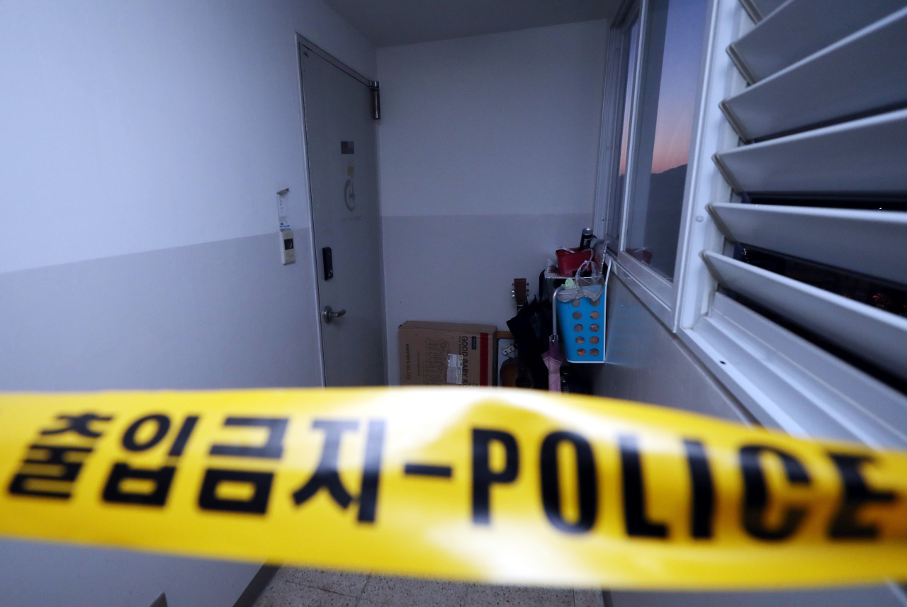 Police tape on Wednesday blocks the entracne into the house in Gyeyang, Incheon, where a family of four were found dead the previous day (Yonhap)