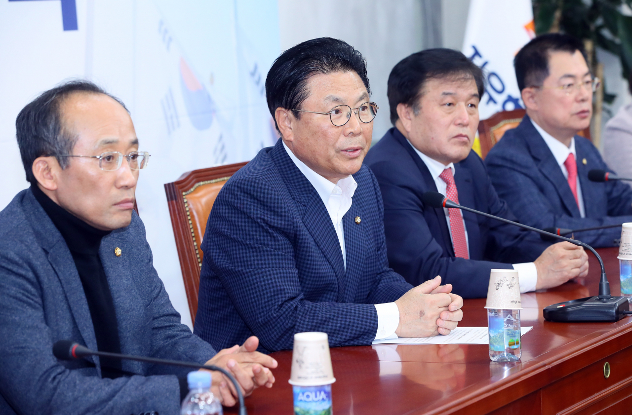 자유한국당 총선기획단장인 박맹우 사무총장(왼쪽 두번째)이 21일 국회에서 열린 전략회의에서 발언하고 있다. [연합]
