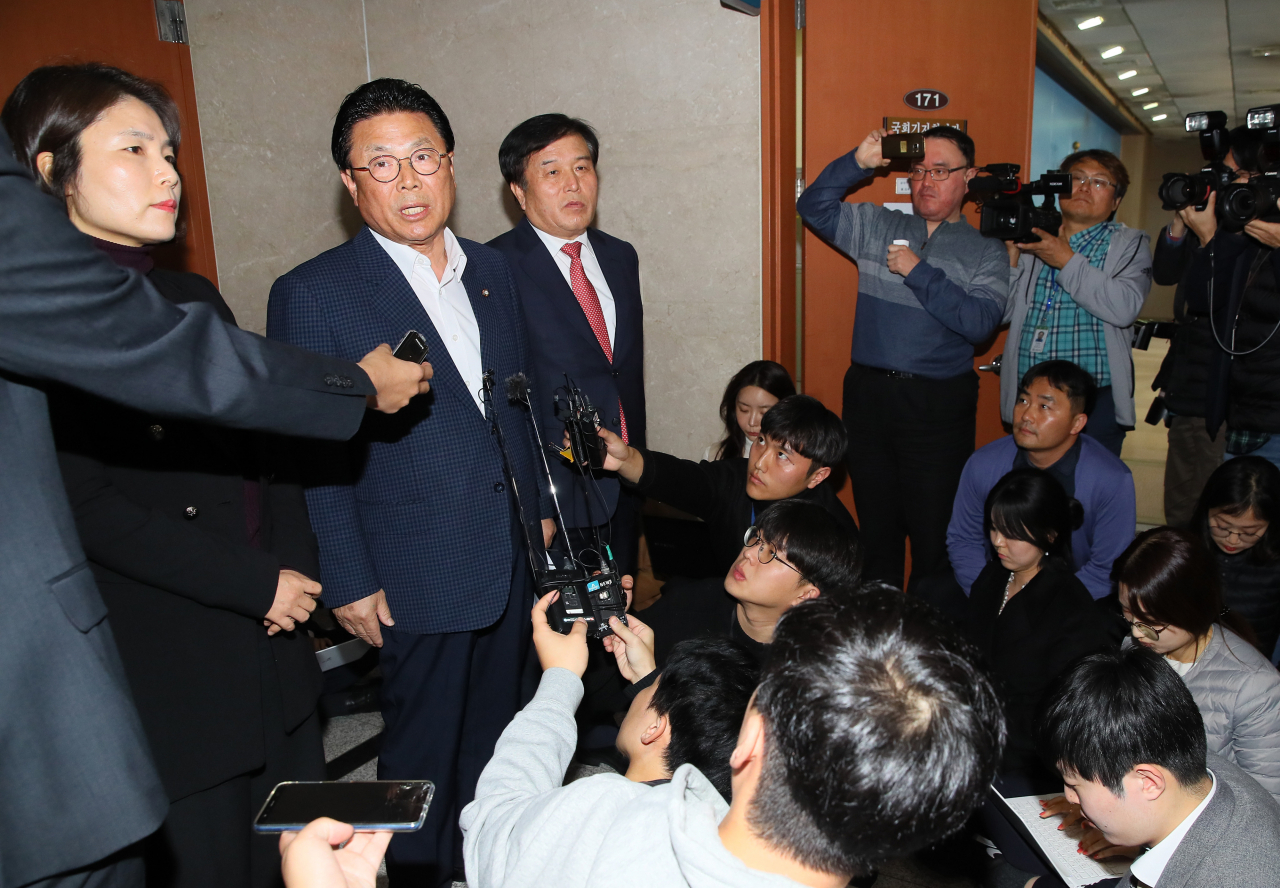 자유한국당 총선기획단장이 박맹우 사무총장(가운데), 이진복 총괄팀장(오른쪽), 전희경 의원이 21일 국회 정론관에서 현역의원 3분의 1 이상 공천 컷오프 추진 등 내년 총선 내년 총선 물갈이 폭과 기준 등에 관해 설명하고 있다. [연합]