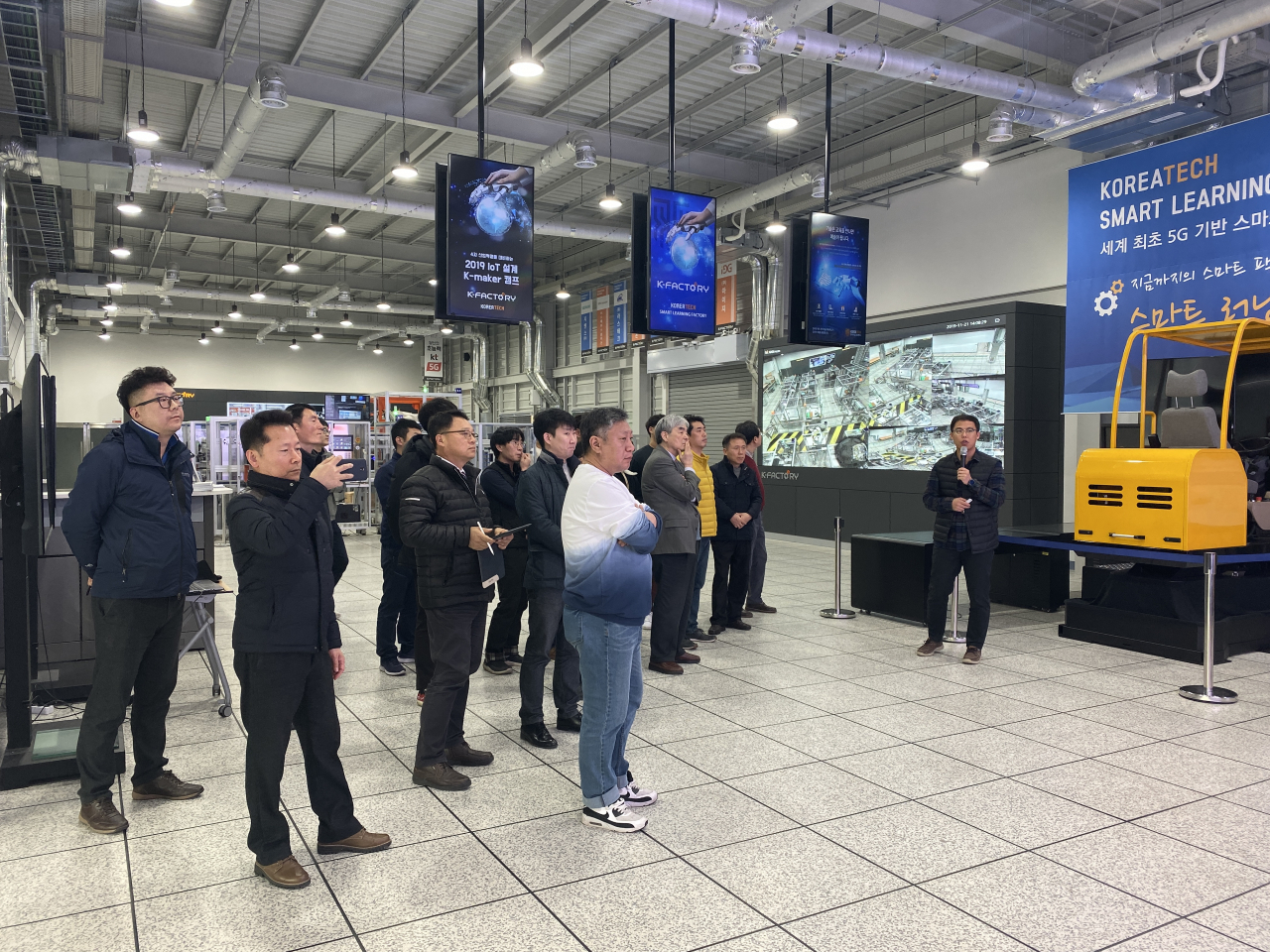 중소기업 재직자 20명이 한국기술교육대 스마트러닝팩토리에서 스마트팩토리 현장체험 교육을 받고 있다.[연구개발특구진흥재단 제공]