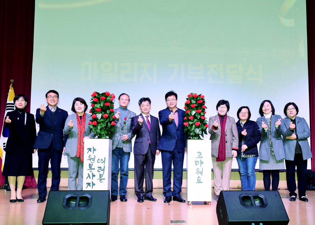 염태영 수원시장(왼쪽에서 6번째)가 자원봉사자날 기념촬영을 하고있다.[수원시 제공]