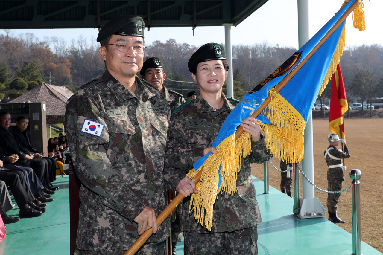 21일 오전 경기도 이천시 육군항공작전사령부에서 열린 '제22·23대 항공작전사령관 이취임식'에서 신임 강선영 사령관(오른쪽)이 서욱 육군참모총장으로부터 부대기를 이양받고 있다.[연합]