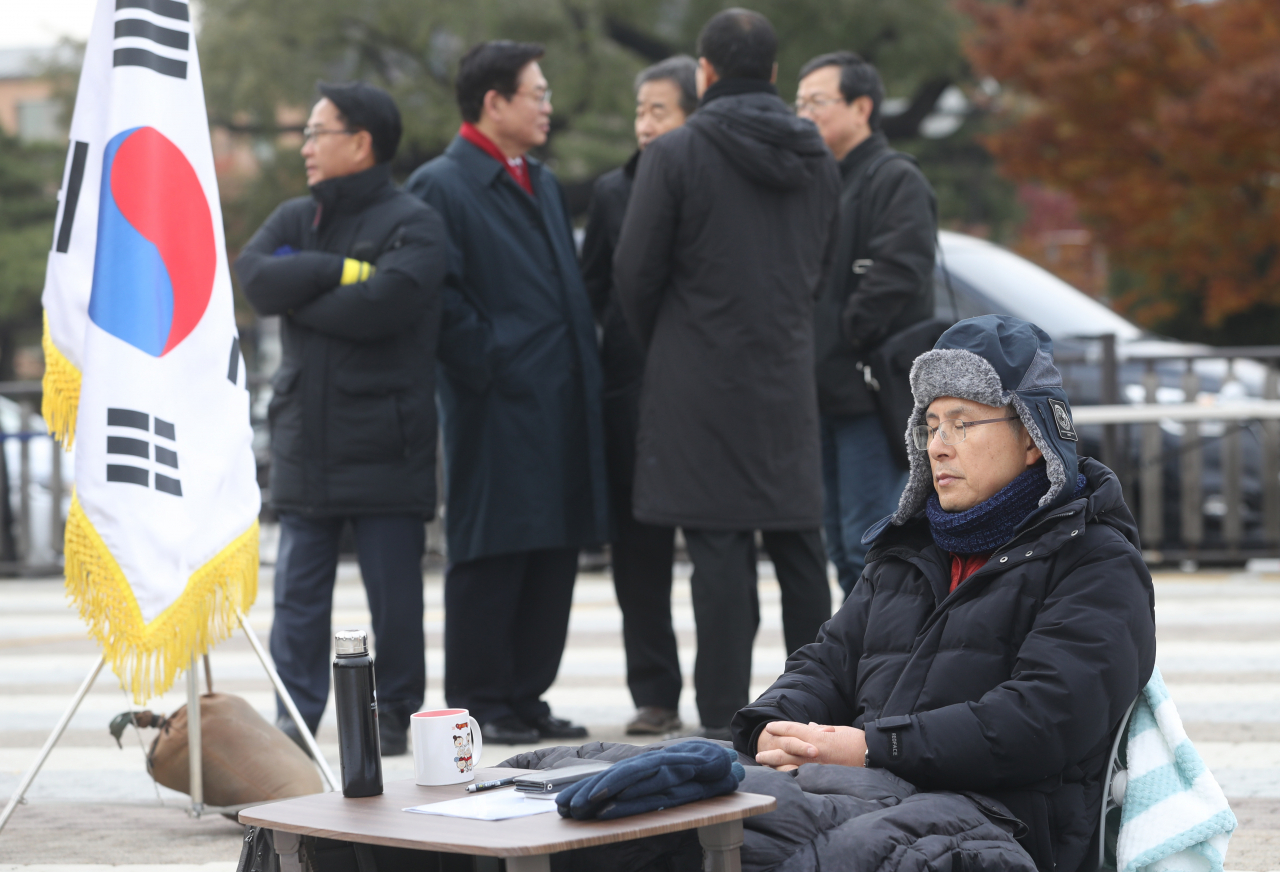 자유한국당 황교안 대표가 21일 청와대 앞 분수대 광장에서 단식을 하고 있다. [연합]