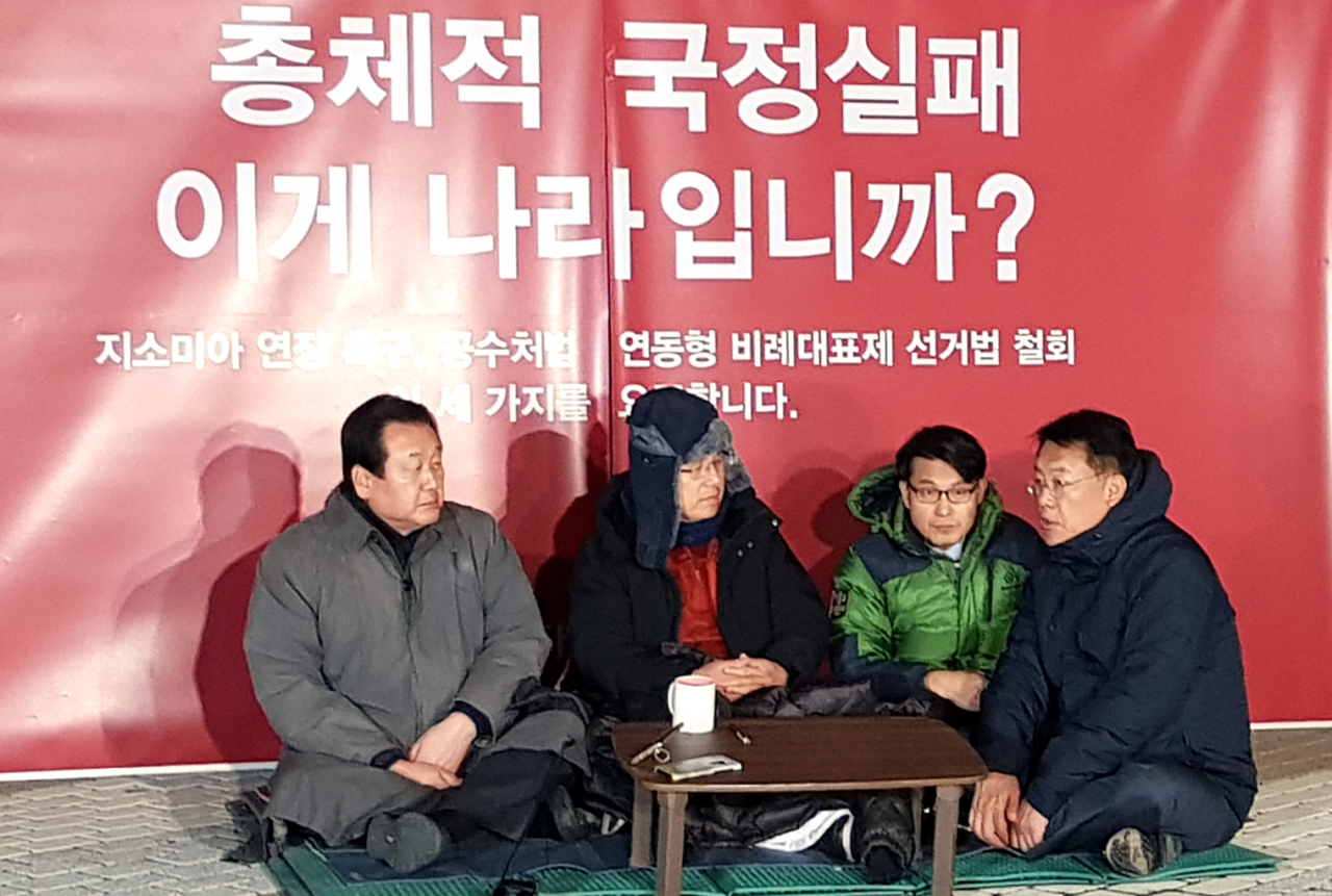 자유한국당 중진 의원들이 21일 오후 청와대 앞 분수대 광장에서 단식 중인 황교안 대표를 찾아 대화하고 있다. 왼쪽부터 김무성 의원, 황 대표, 윤상현 의원, 정진석 의원. [연합]
