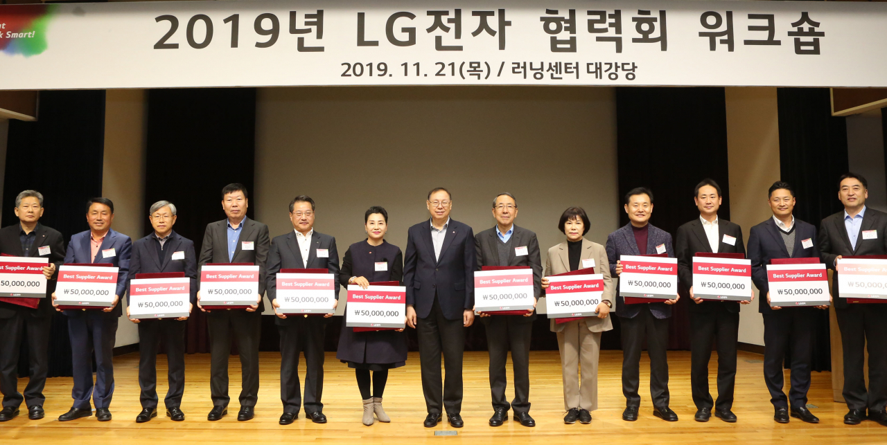 LG전자가 21일 ‘2019년 LG전자 협력회 워크숍’을 개최하고 올해 생산라인 자동화 등 혁신활동을 펼친 12개 최우수 협력사에 ‘상생 성과 나눔’ 펀드를 통해 각각 5000만원 포상금을 지급했다. 조성진(가운데) LG전자 부회장이 최우수 협력사 대표들과 기념촬영을 하고 있다. [LG전자 제공]