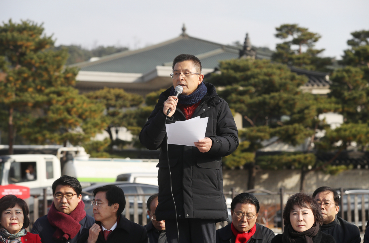 황교안 자유한국당 대표가 21일 청와대 앞 분수대 광장에서 열린 최고위원회의에서 발언하고 있다. [연합]