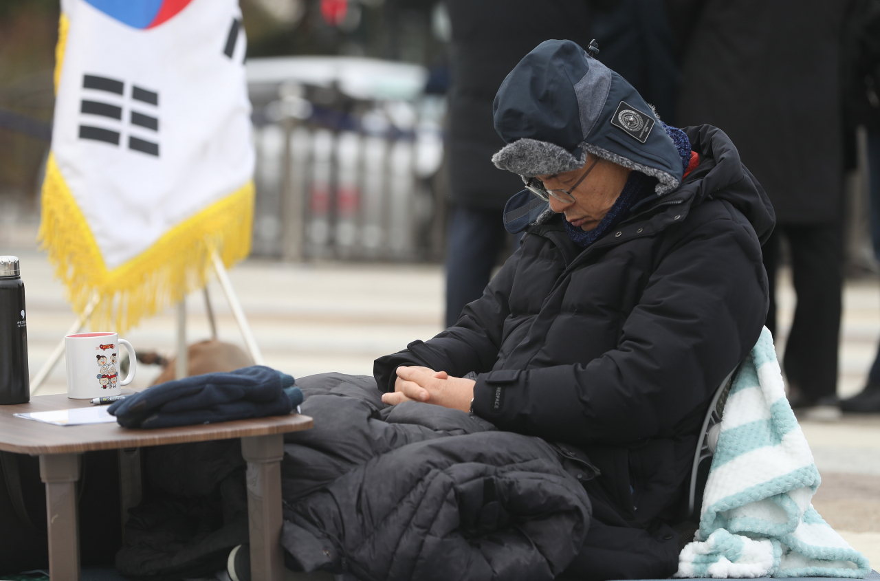 황교안 자유한국당 대표가 21일 청와대 앞 분수대 광장에서 단식을 하고 있다. [연합]