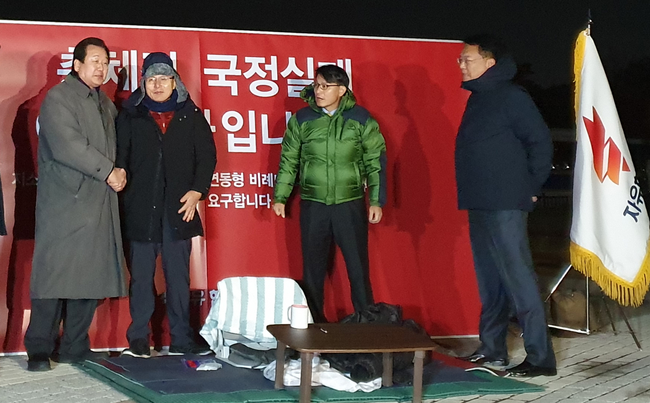 자유한국당 중진 의원들이 21일 오후 청와대 앞 분수대 광장에서 단식 중인 황교안 대표를 찾아 대화하고 있다. 왼쪽부터 김무성 의원, 황 대표, 윤상현 의원, 정진석 의원. [연합]