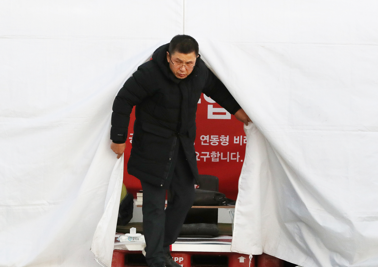 지소미아 파기철회, 공수처법 포기 등을 요구하며 단식농성 3일째인 자유한국당 황교안 대표가 22일 오전 서울 여의도 국회에 설치된 천막을 나서고 있다. [연합]