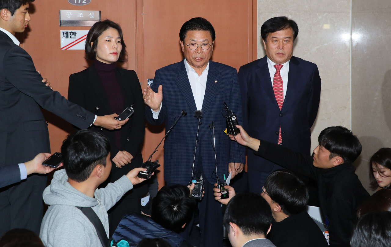 자유한국당 총선기획단장인 박맹우 사무총장(가운데), 이진복 총괄팀장(오른쪽), 전희경 의원이 21일 국회 정론관에서 현역의원 3분의 1 이상 공천 컷오프 추진 등 내년 총선 내년 총선 물갈이 폭과 기준 등에 관해 설명하고 있다. [연합]