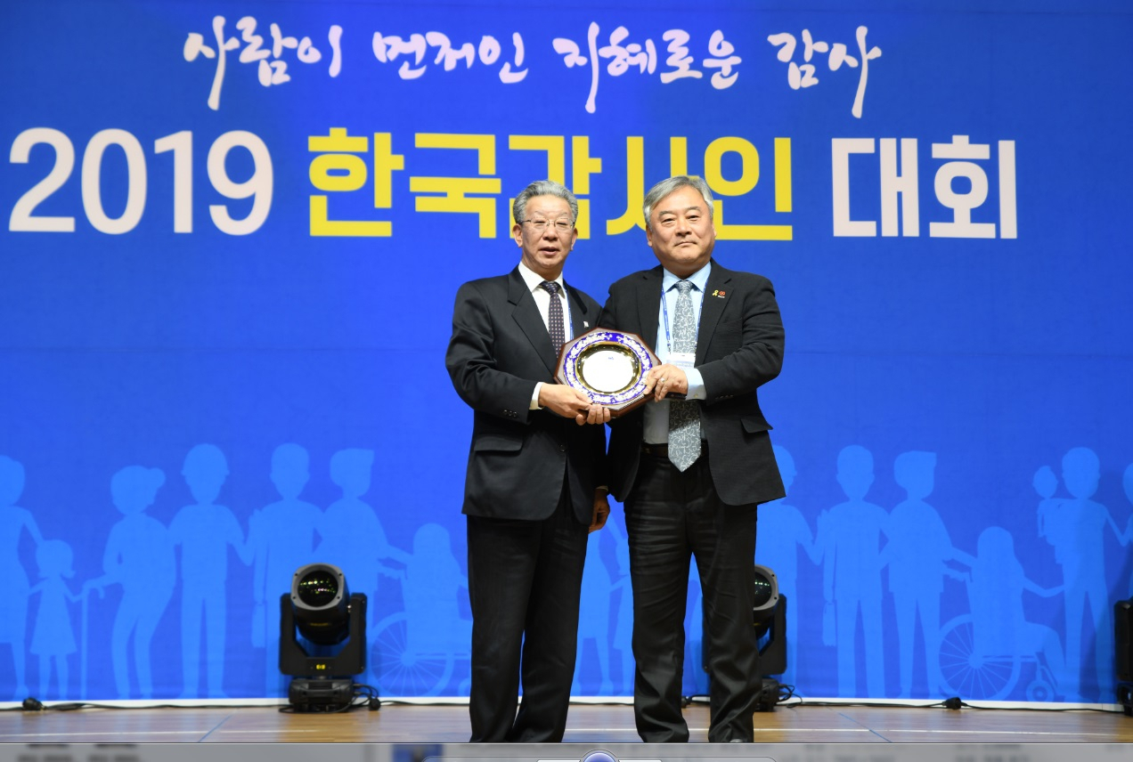이재강 주택도시보증공사 상근감사위원(오른쪽)이 한국감사협회로부터 ‘내부감사 부문’ 최우수기관상을 수상한 후 협회 측과 기념촬영을 하고 있다. [사진=HUG 제공]