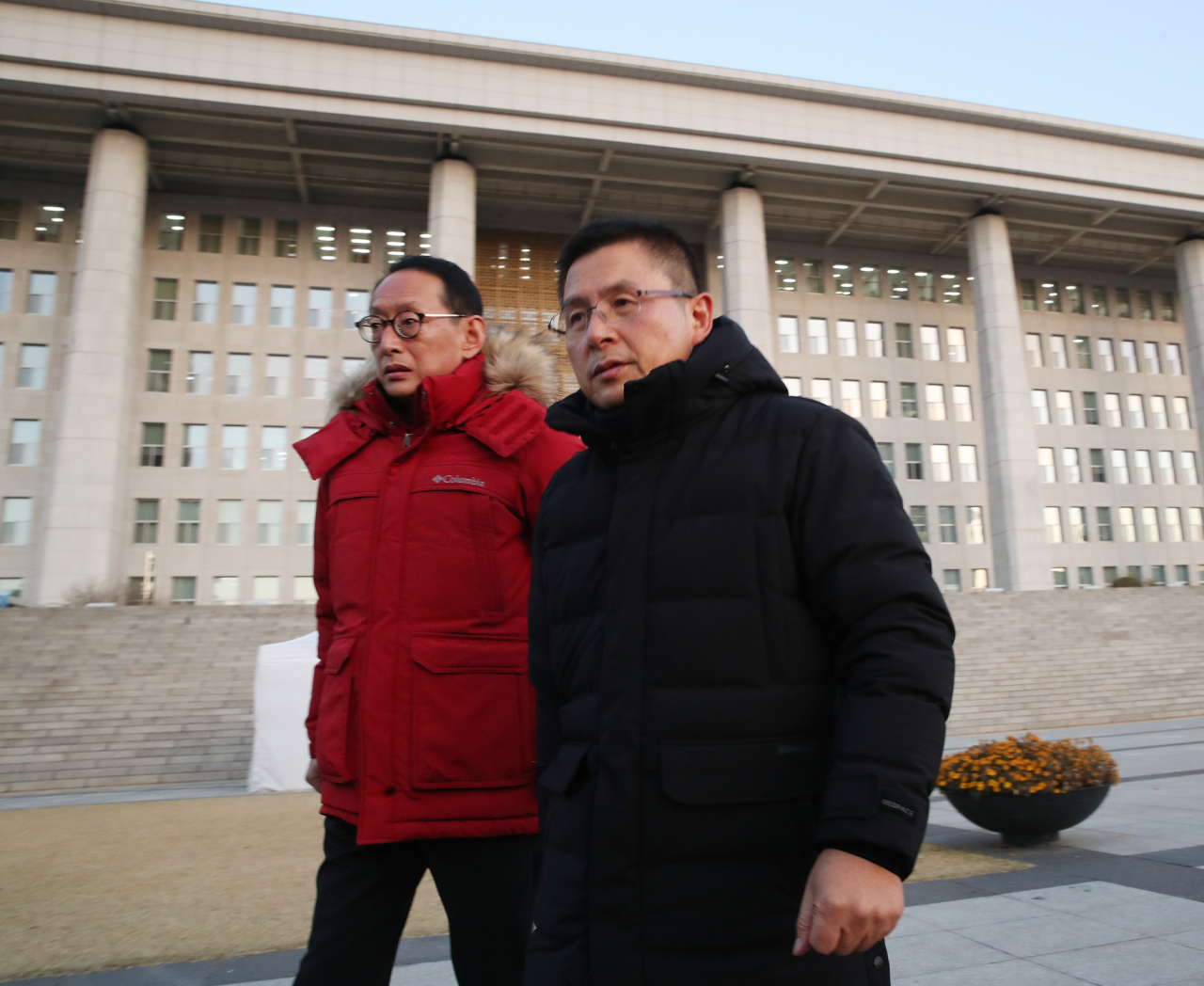 지소미아 파기철회, 공수처법 포기 등을 요구하며 단식농성 3일째인 자유한국당 황교안 대표가 22일 오전 서울 여의도 국회 앞 천막을 나와 청와대 앞 분수대 광장으로 향하고 있다. [연합]