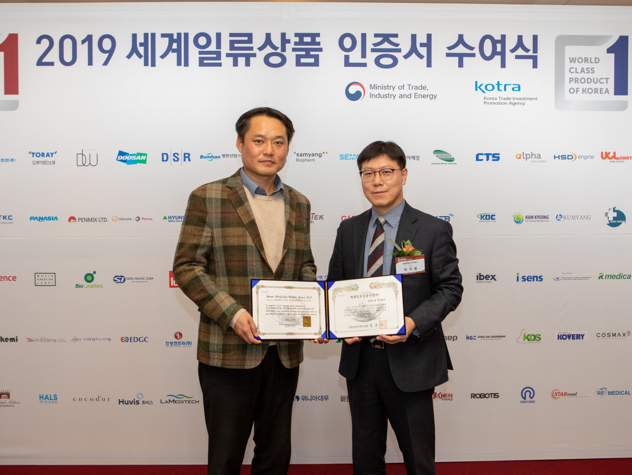 세계일류상품에 선정된 디스플레이 소재 보호필름용 폴리프로필렌 개발에 참여한 한화토탈 연구소 박지용(오른쪽) 상무와 김봉석 수석연구원. [한화토탈 제공]