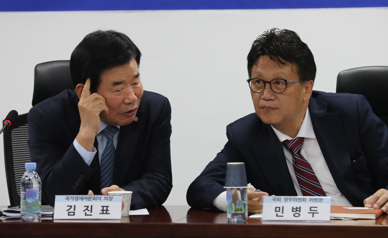 더불어민주당 김진표 국가경제자문회의 의장(왼쪽)과 민병두 국회 정무위원장이 5일 오후 국회 의원회관에서 '중소벤처기업 육성을 위한 금융혁신과제'를 논의하기 위해 열린 더불어민주당 국가경제자문회의 전체회의에서 이야기하고 있다. 연합뉴스
