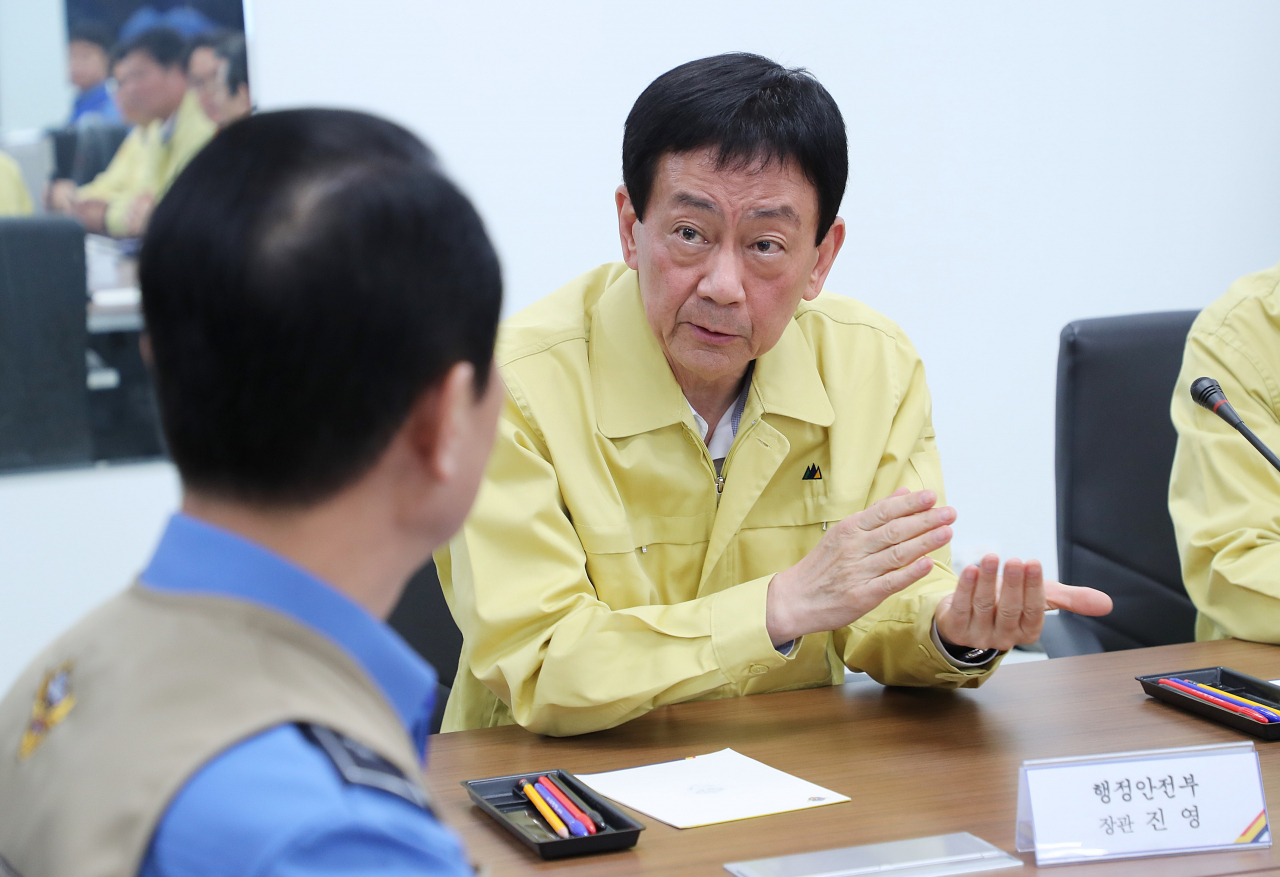 진영 행정안전부 장관이 19일 오후 제주지방해양경찰청 구조본부에서 제주 차귀도 선박 화재사고 구조 및 수습상황을 보고 받고 있다. [행정안전부 제공. 재판매 및 DB 금지] 연합뉴스
