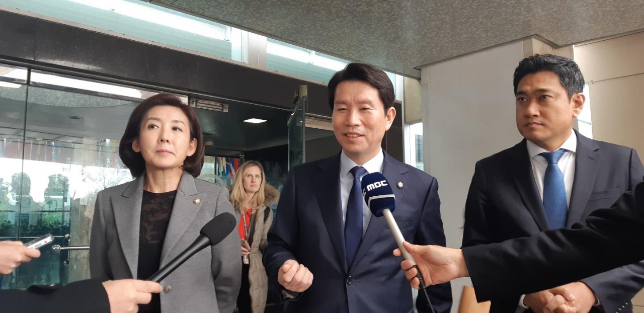 나경원 자유한국당, 이인영 더불어민주당, 오신환 바른미래당 원내대표가 21일(현지시간) 워싱턴DC 국무부 청사에서 스티븐 비건 국무부 부장관 지명자와 면담한 뒤 특파원들과 문답하고 있다. [연합]