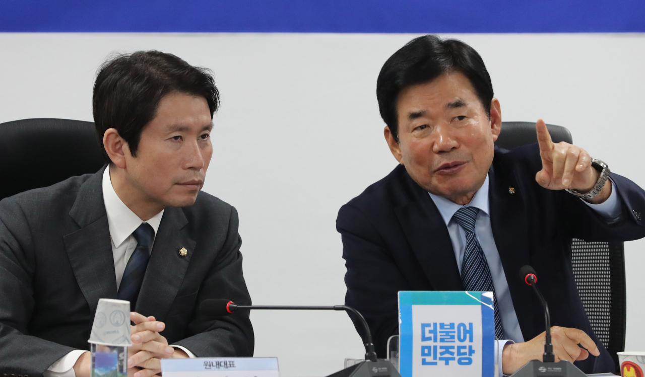 더불어민주당 김진표 국가경제자문회의 의장(오른쪽)과 이인영 원내대표가 5일 오후 국회 의원회관에서 '중소벤처기업 육성을 위한 금융혁신과제'를 논의하기 위해 열린 더불어민주당 국가경제자문회의 전체회의에서 이야기하고 있다. 연합뉴스