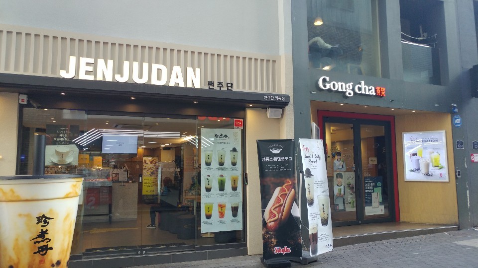 　Branches of popular Taiwanese tea franchises Jenjudan and Gong Cha are located next to each other in Myeong-dong, Seoul. (Lee Sun-young/The Korea Herald)
