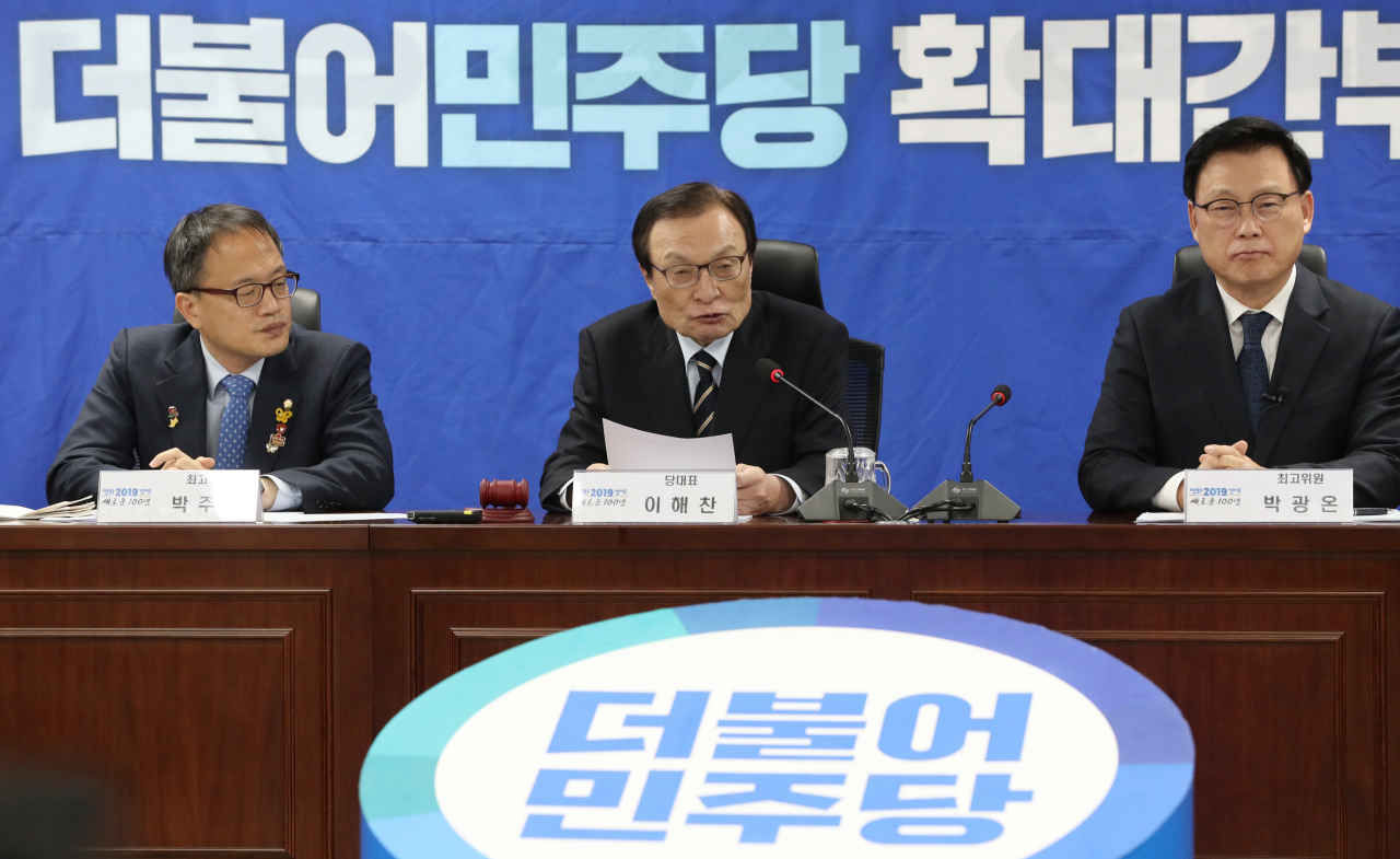 더불어민주당 이해찬 대표(가운데)가 22일 오전 서울 여의도 국회 의원회관에서 열린 확대간부회의에서 발언하고 있다. 연합뉴스